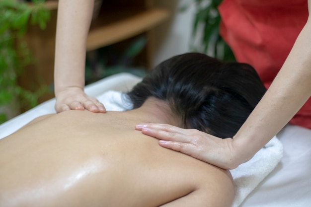 Masseur macht Massage am Körper der Frau im Spa-Salon