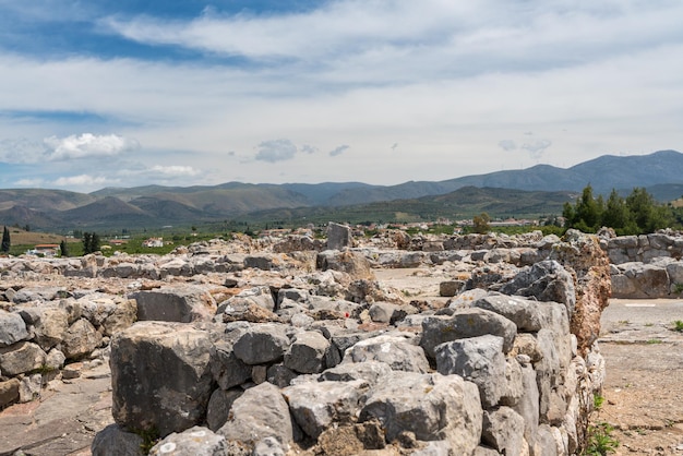 Massive Felsbrocken bilden die Mauern der Festung und des Palastes von Tiryns in Griechenland