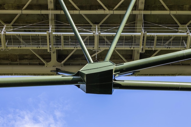 Massive industrielle Stahlkonstruktion der Brücke