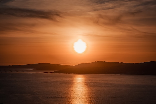 Massiver Sonnenuntergang über der Küste