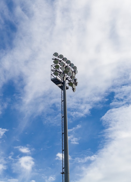 Mast mit Lichtern im Fußballstadion