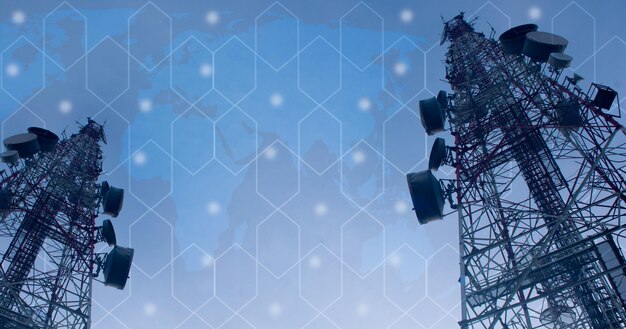 Mast de telecomunicaciones, antenas de televisión y tecnología inalámbrica.