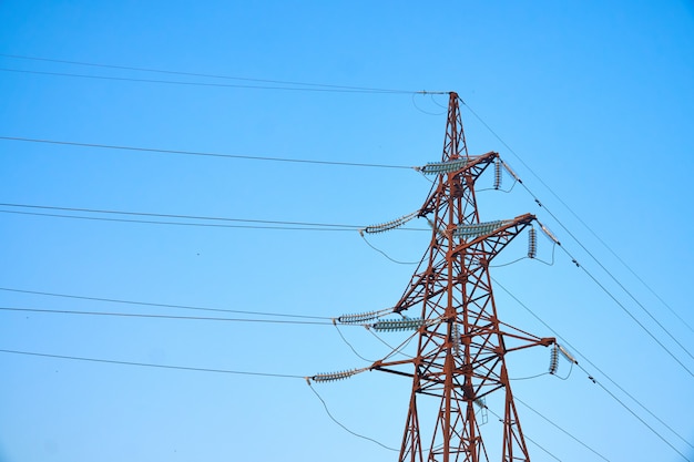 Mast und Übertragungsleitung auf blauem Himmel