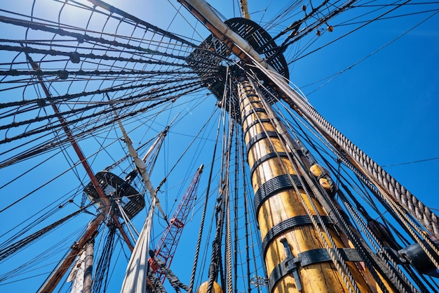 Masten eines alten hölzernen Segelschiffs mit Seilen und Leichentuch