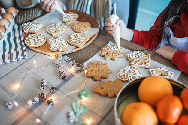 Master class infantil sobre cozinhar e decorar biscoitos de Natal