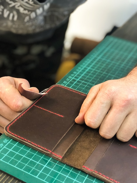 Master Leather Products produce su trabajo Trabajando con cuero