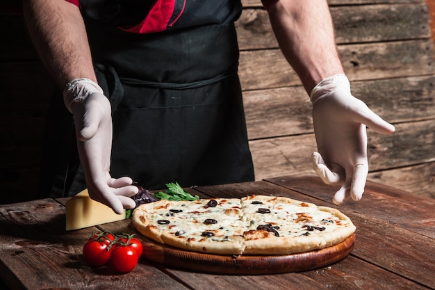 Masterclass culinária. Cozinhar deliciosa pizza italiana de pizzaiolo profissional.