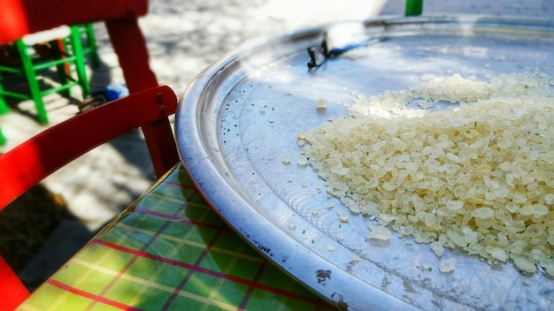 Foto mastic en el plato sobre la mesa