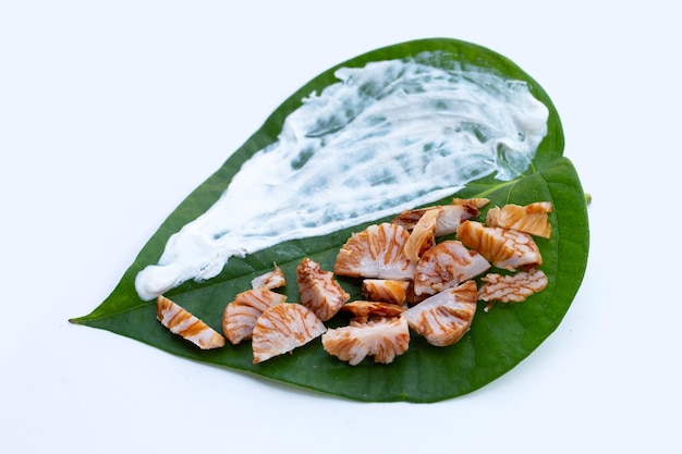 Masticar nuez de betel, nuez de betel con cal cal en polvo sobre hojas de betel