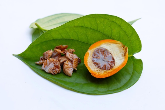 Masticar nuez de betel, nuez de betel con hojas de betel