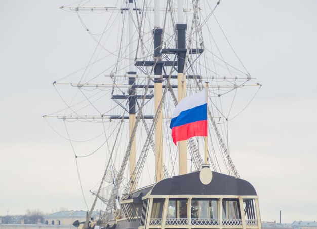 Mástil de un barco antiguo con la bandera de Rusia.