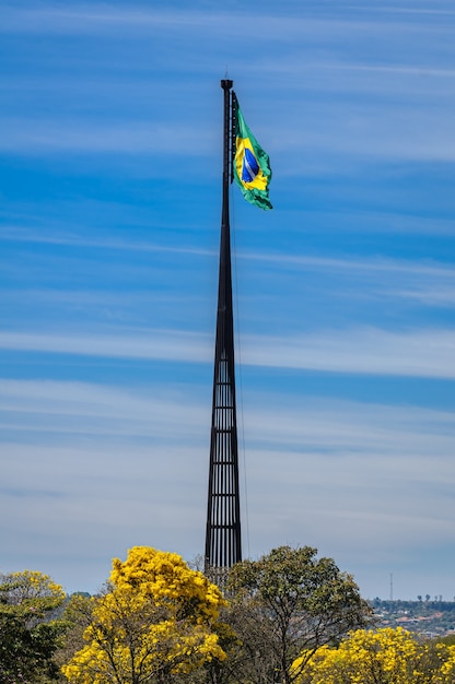 Mástil nacional de brasilia distrito federal de Brasil el 14 de agosto de 2008 bandera de Brasil