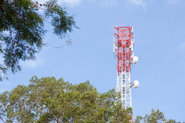 mástil de telecomunicaciones