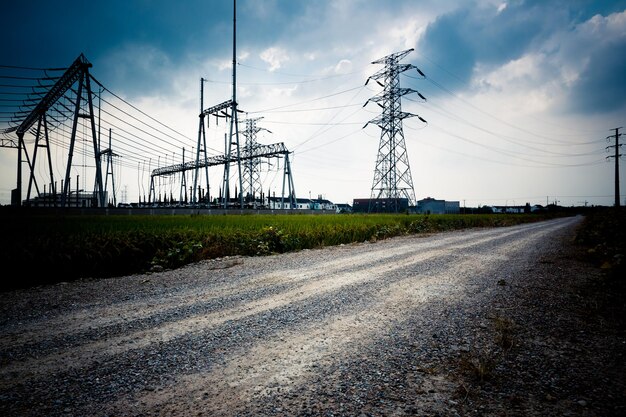 Foto mastões de eletricidade no campo contra o céu