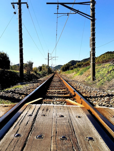 Foto mastões elétricos sobre trilhos ferroviários