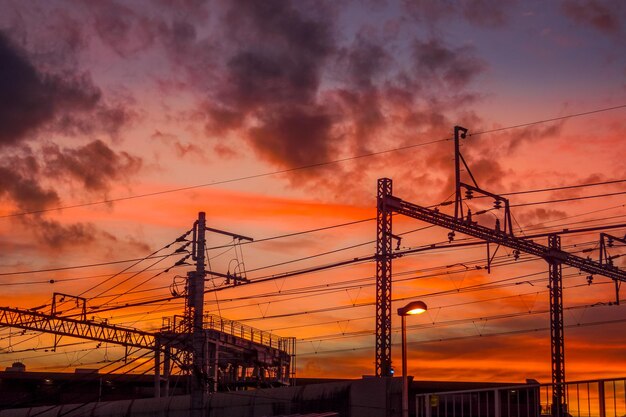 Foto mastro de eletricidade contra o céu nublado