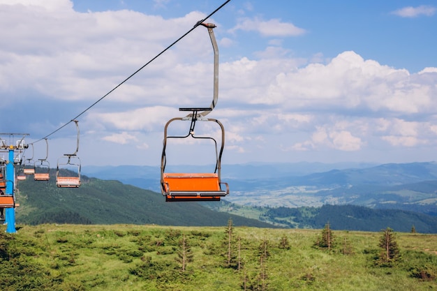 Mastro de teleférico em uma paisagem de montanha de verão Montanhas dos Cárpatos Ucrânia Europa Descubra a beleza da terra Conceito de turismo