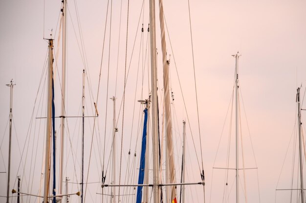 Foto mastros de silhueta de iate de vela em um fuzileiro naval