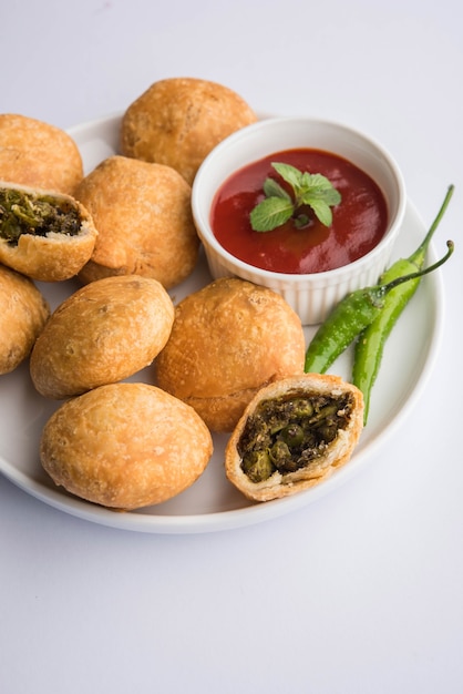 Matar o guisantes verdes Kachori tradicionales especiales de la India servidos con salsa de tomate y té caliente