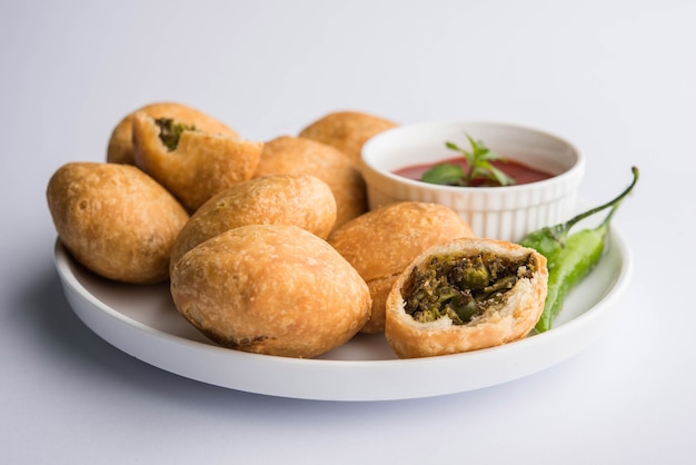 Matar o guisantes verdes Kachori tradicionales especiales de la India servidos con salsa de tomate y té caliente