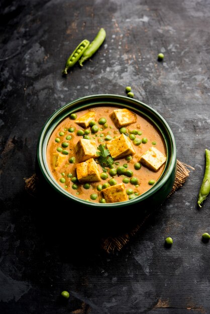 Matar Paneer Curry-Rezept aus Hüttenkäse mit grünen Erbsen, serviert in einer Schüssel. selektiver Fokus