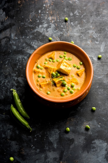 Matar Paneer Curry-Rezept aus Hüttenkäse mit grünen Erbsen, serviert in einer Schüssel. selektiver Fokus