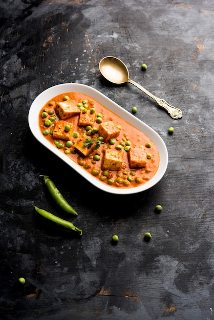 Matar Paneer Curry-Rezept aus Hüttenkäse mit grünen Erbsen, serviert in einer Schüssel. selektiver Fokus