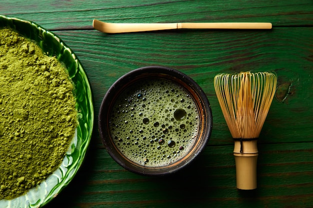 Matcha chá em pó de bambu chasen e colher