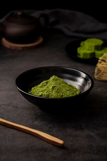 Matcha chá em pó na tigela