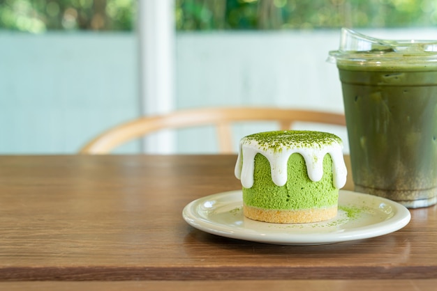 matcha chá verde bolo de queijo com xícara de chá verde na mesa em um café restaurante