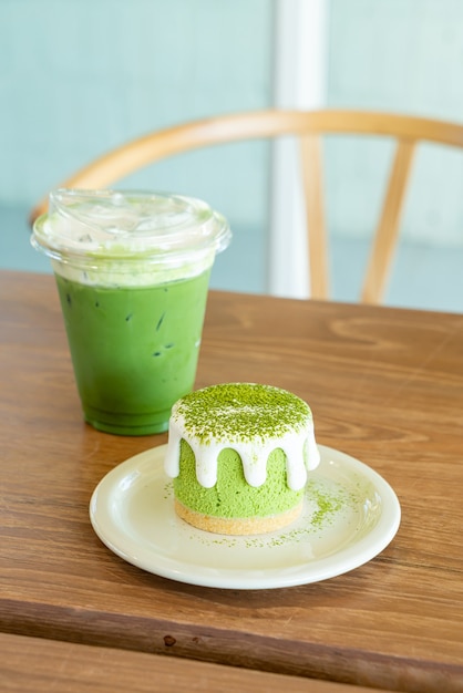 matcha chá verde bolo de queijo com xícara de chá verde na mesa em um café restaurante