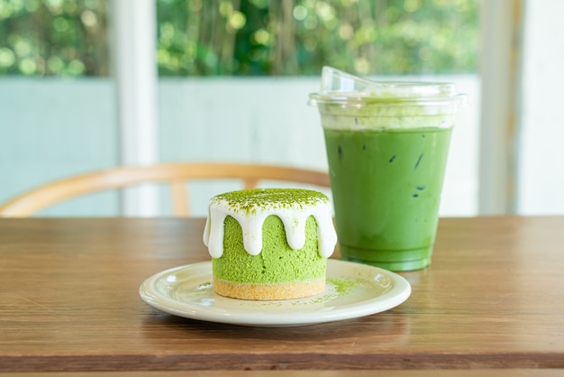 matcha chá verde bolo de queijo com xícara de chá verde na mesa em um café restaurante