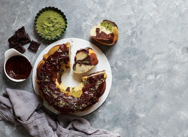 Matcha chá verde e bolo de chocolate no fundo cinza