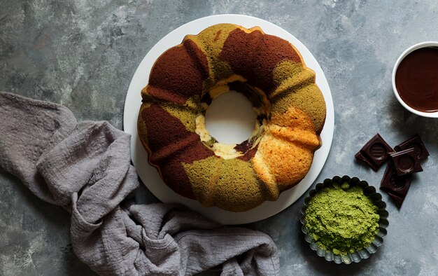 Matcha chá verde e bolo de chocolate.