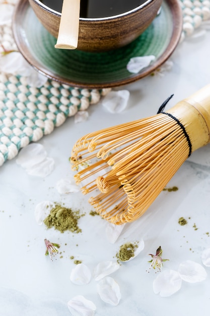 Matcha de chá verde em uma tigela na mesa