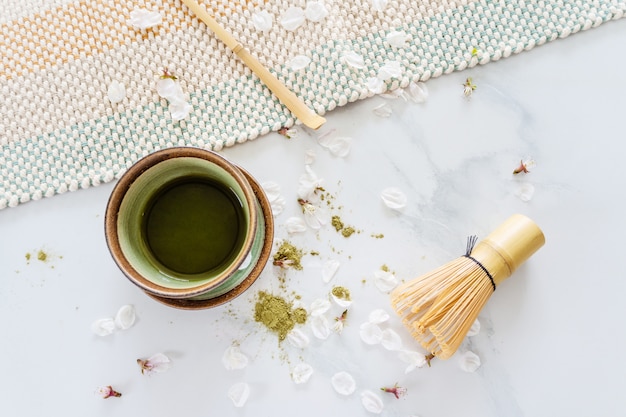 Matcha de chá verde em uma tigela na mesa
