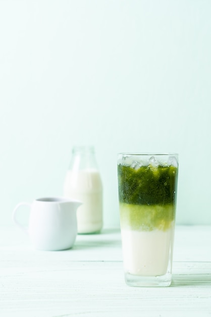 Matcha gelado de chá verde com leite