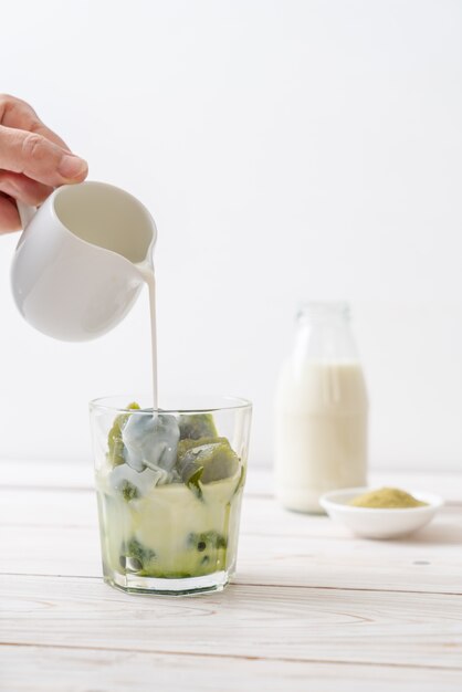 Matcha grüner Tee Eiswürfel mit Milch