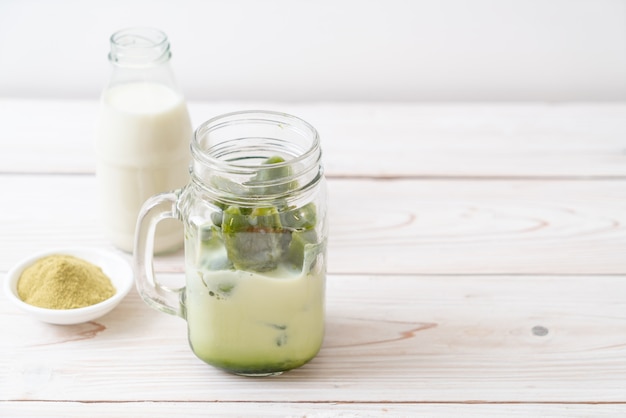 Matcha grüner Tee Eiswürfel mit Milch