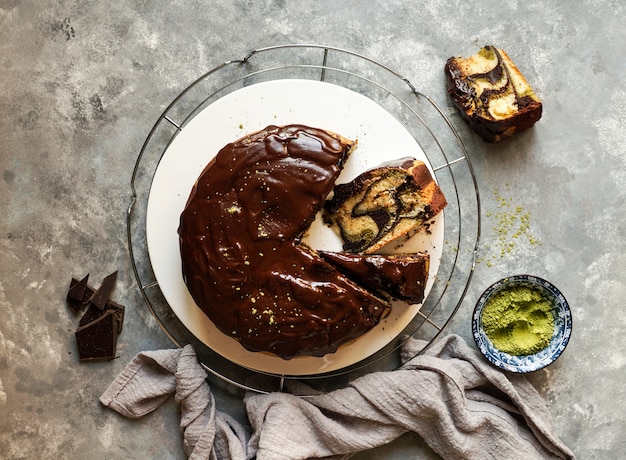 Matcha grüner Tee und Schokoladenkuchen.