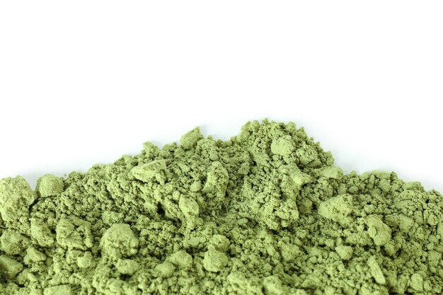 Matcha grünes Pulver isoliert auf weißem Hintergrund