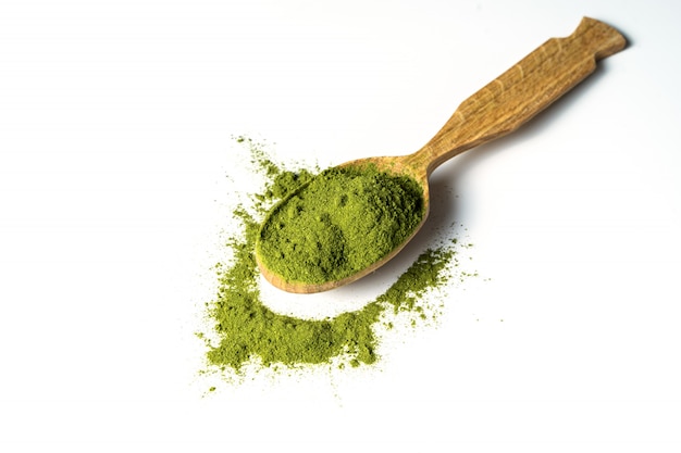 Matcha-Grünpulver im hölzernen Löffel lokalisiert