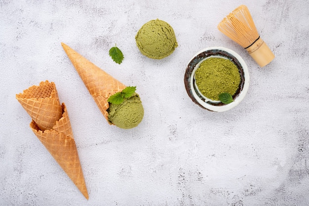 Matcha Grüntee-Eis mit Waffeltüten