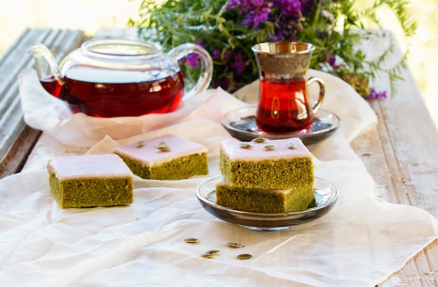 Matcha-Grüntee-Kuchen mit weißen Schokoladenglasursamen mit Tee