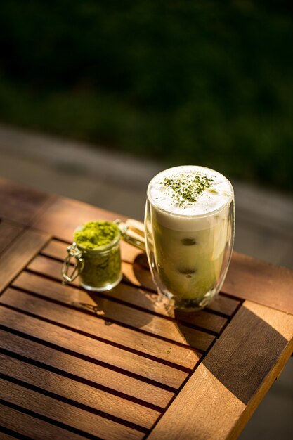 Matcha-Grüntee mit Eiswürfeln