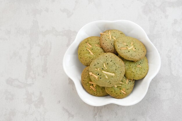 Foto matcha-kekse mit geriebenem käse, glutenfrei