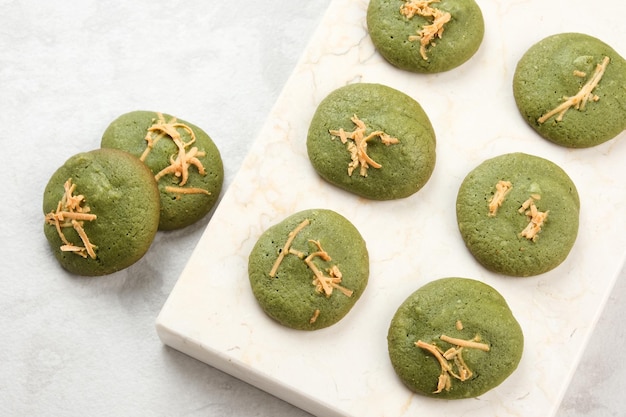 Matcha-Kekse mit geriebenem Käse, glutenfrei