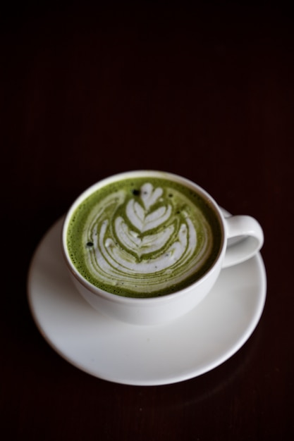 Foto matcha latte auf holz