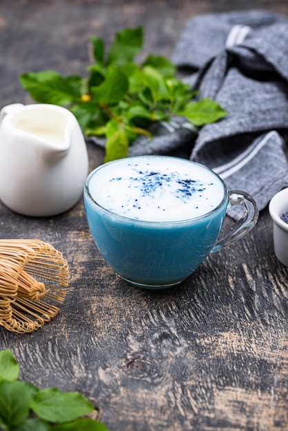 Foto matcha latte azul com leite