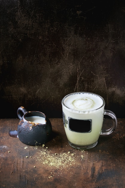 Matcha latte com leite